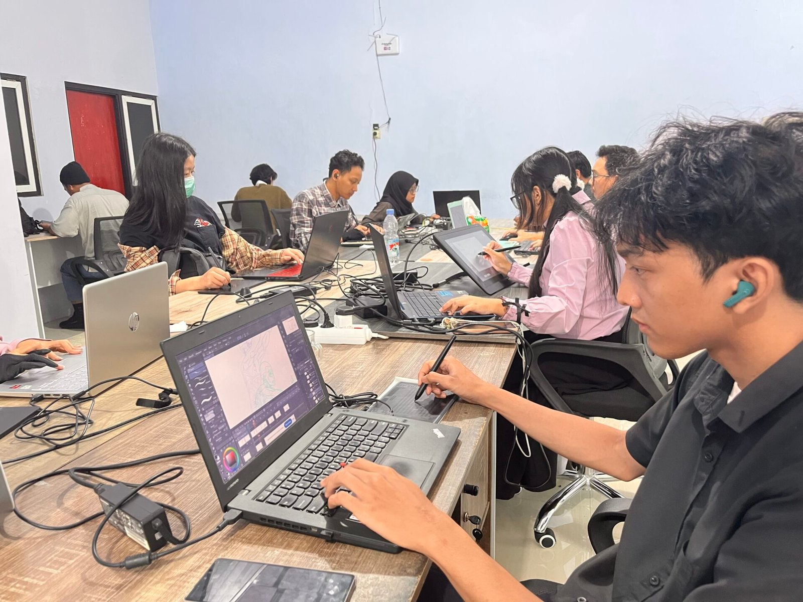 tim animasi sedang bekerja membuat animasi